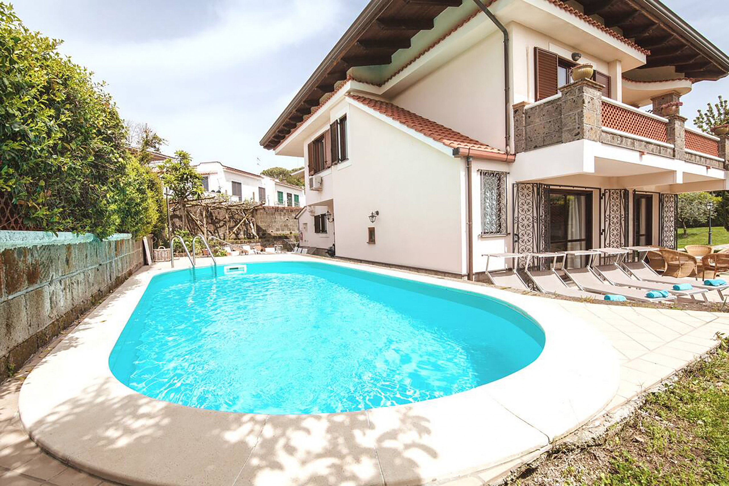 Villa a Sant´Agata sui Due Golfi - AMORE RENTALS - Villa Serena con Piscina Privata, Giardino e Parcheggio nel Centro Città