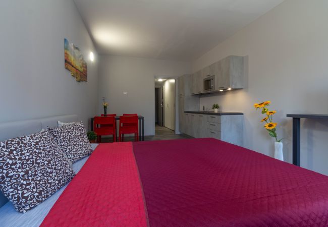 Studio a Lecco - Appartamento Girasole - Affitti Brevi Italia Studio a Lecco - Appartamento Girasole - Affitti Brevi Italia