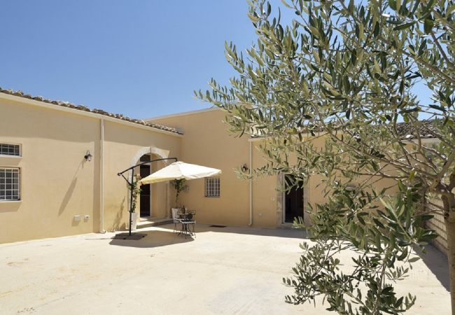 Villa a Noto - CASA DEI LIMONI CON PISCINA BLU Villa a Noto - CASA DEI LIMONI CON PISCINA BLU