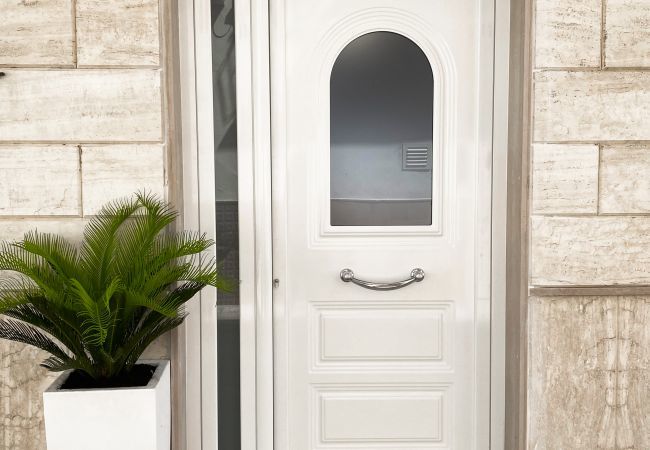portone esterno casa - White Place - Affitti Brevi Italia portone esterno casa - White Place - Solo Affitti Brevi