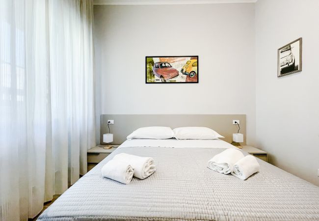 Camera Matrimoniale con Ampi Armadi, Scrivania Comoda e Smart TV Camera matrimoniale con ampi armadi, scrivania comoda per lavorare, Smart TV e connessione internet gratuita.