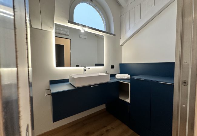 Bagno patronale Mansarda E - PIOL42 Bagno patronale dotato di ogni comfort