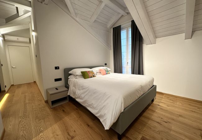 Camera da letto patronale Mansarda E - PIOL42 Camera da letto patronale dotata di ogni comfort
