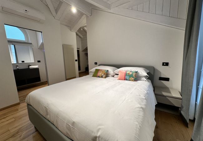 Camera da letto patronale Mansarda E - PIOL42 Camera da letto patronale dotata di ogni comfort