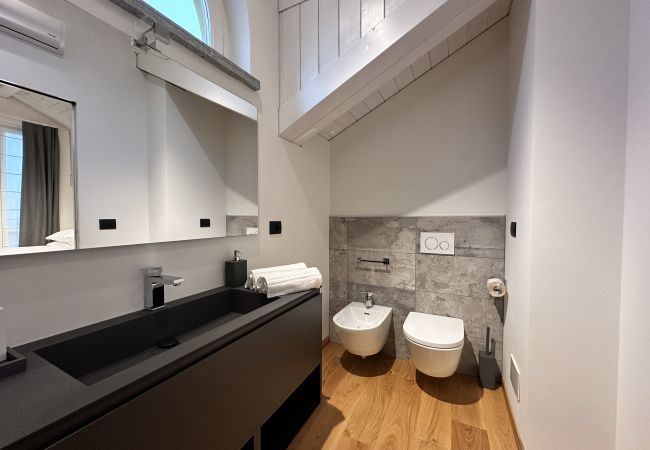 Bagno patronale Mansarda E - PIOL42 Bagno patronale dotato di ogni comfort