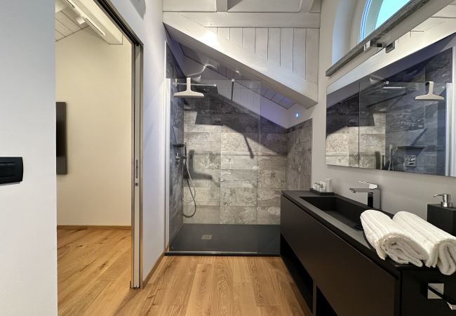 Bagno patronale Mansarda E - PIOL42 Bagno patronale dotato di ogni comfort