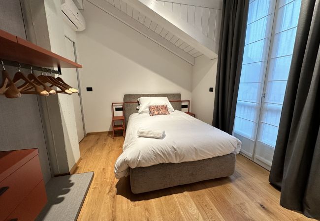 Camera da letto Mansarda E - PIOL42 Appartamento a Rivoli - Mansard Apartment E - Affitti Brevi Italia