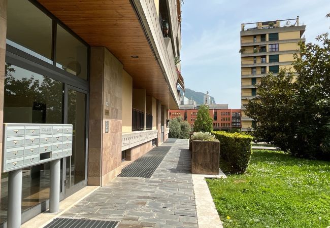 Appartamento a Lecco - La Piazzetta Verde - Affitti Brevi Italia Appartamento a Lecco - La Piazzetta Verde - Affitti Brevi Italia