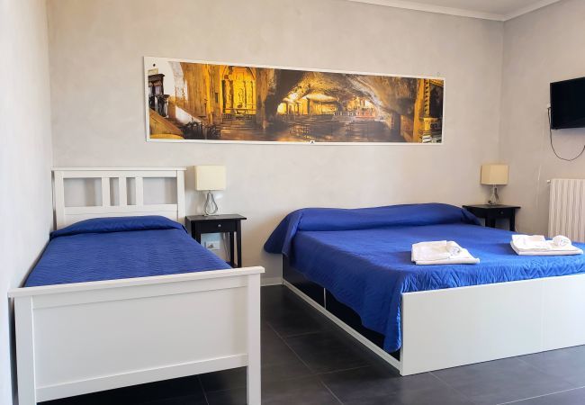 camera da letto - Room 2 - Rooms Gli Arcangeli 2- Affitti Brevi Italia camera da letto - Room 2 - Rooms Gli Arcangeli 2- Affitti Brevi Italia