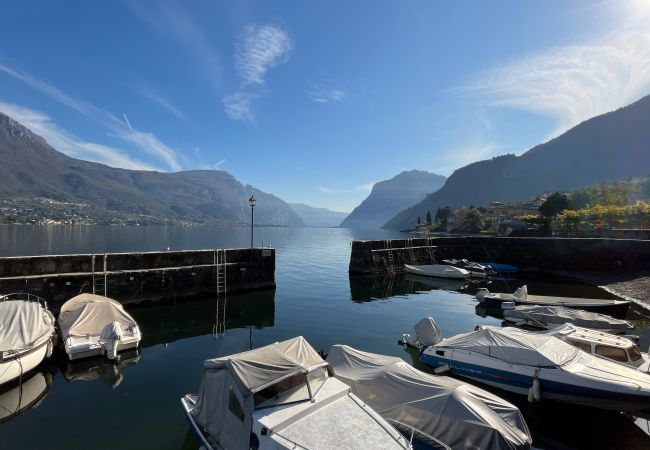 Il nostro meraviglioso lago circondato dalle montagne. La magia del lago con le sue montagne
