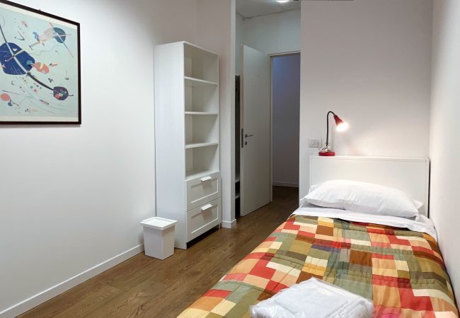 Letto singolo confortevole Graziosa camera da letto con letto singolo accessoriata
