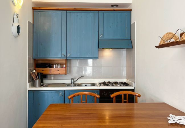 Cucina a vista funzionale Angolo cottura con tavolo