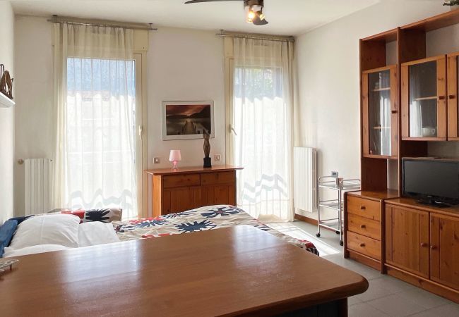 Soggiorno luminoso con tv Soggiorno con divano letto e Tv