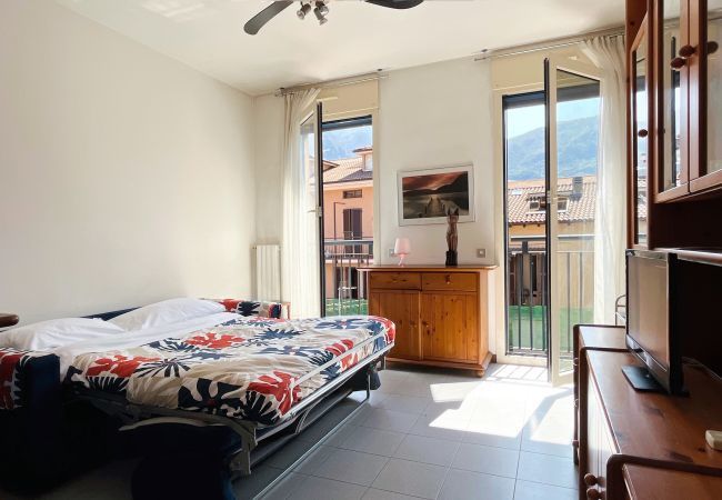 Luminoso soggiorno con divano letto Divano letto in soggiorno