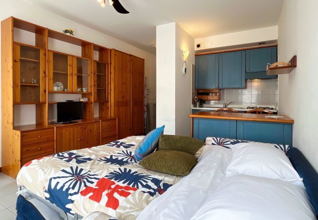 Cucina a vista in soggiorno Soggiorno con Tv