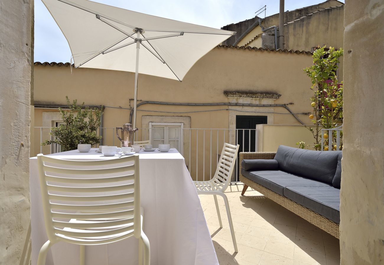 terrazza Domus SBIRCIO' Affitti Brevi Italia  Appartamento a Modica - DOMUS SBIRCIÒ - Affitti Brevi Italia