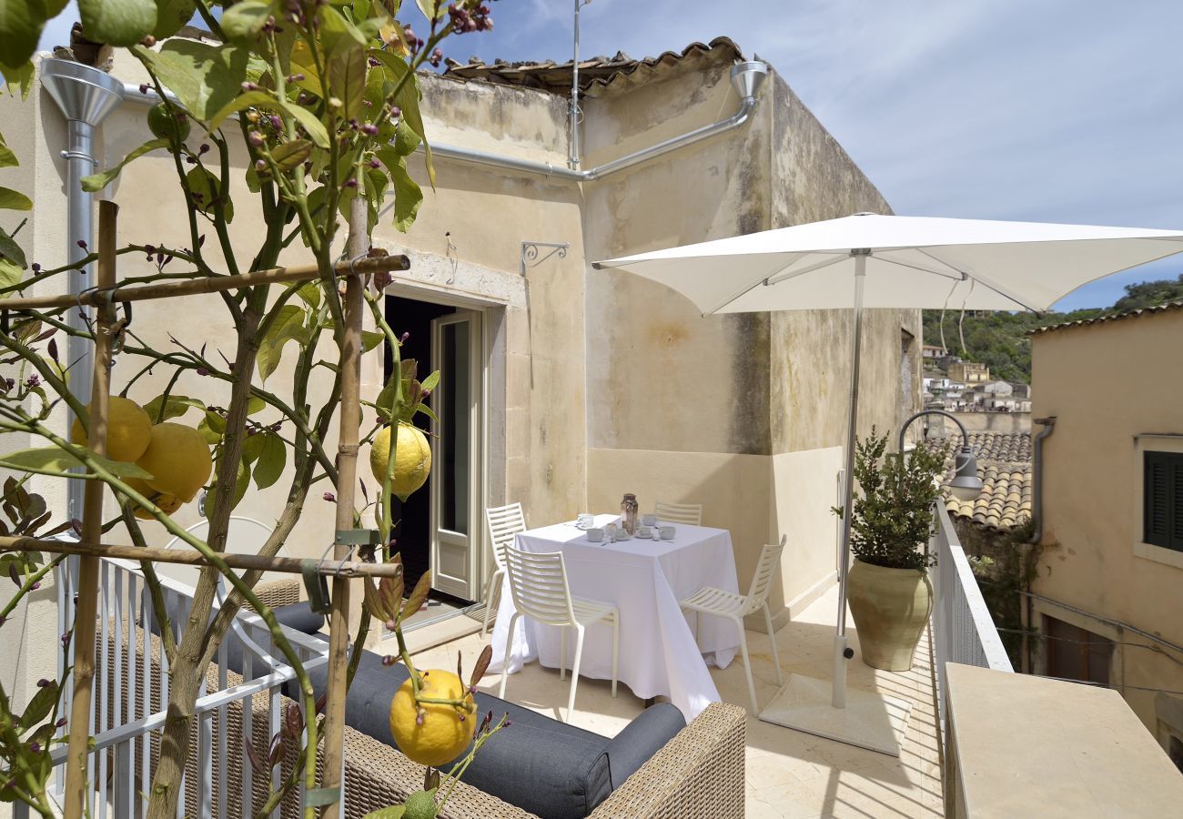 terrazza Domus SBIRCIO' Affitti Brevi Italia  Appartamento a Modica - DOMUS SBIRCIÒ - Affitti Brevi Italia