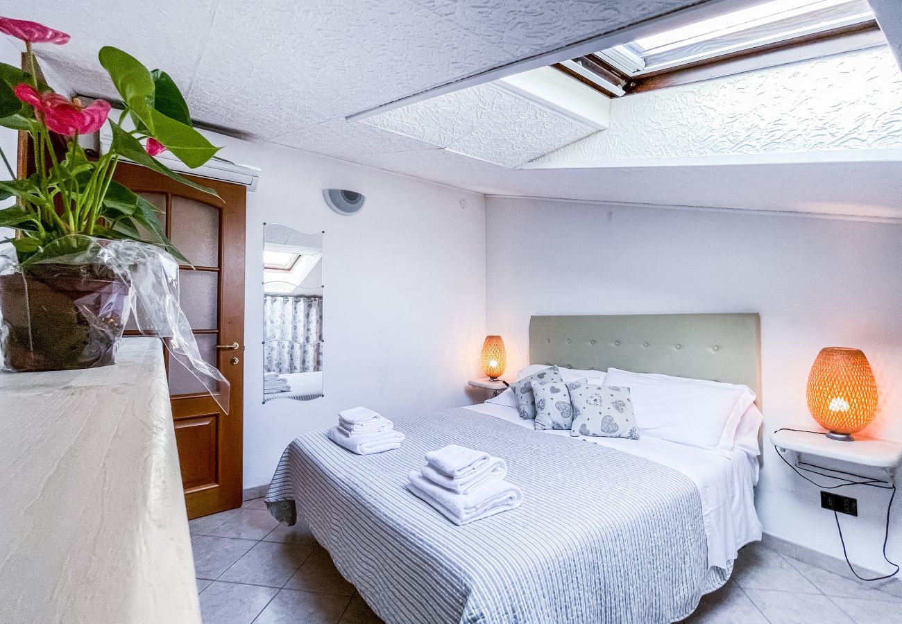 Letto Matrimoniale 160x190 con Opzione Letti Singoli, Finestre Velux, Aria Condizionata e Riscaldamento Autonomo Letto matrimoniale 160x190 con possibilità di divisione in due letti singoli. Finestre Velux con oscuranti, ripiani per abiti ed appendiabiti, aria co