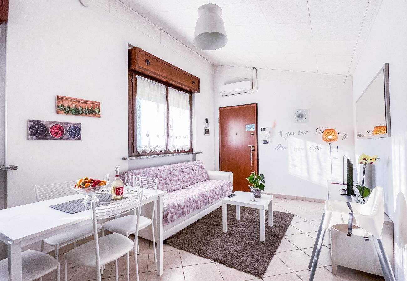 Ingresso su Soggiorno: Divano Letto, Tavolo da Pranzo e Vista Panoramica Ingresso su soggiorno luminoso con divano letto, tavolo da pranzo e ampia finestra panoramica, arredato con stile e comfort..