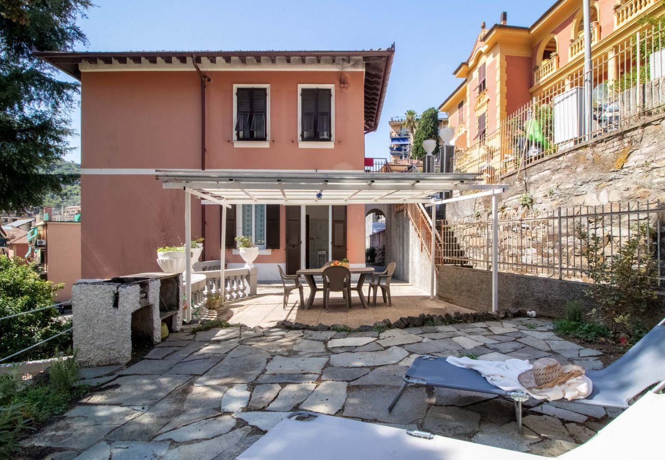giardino con veranda CASA IDA Affitti Brevi Italia Appartamento a Rapallo - Appartamento-CASA IDA-Affitti Brevi Italia