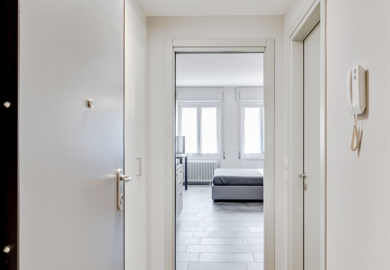 le pareti bianche dell'ingresso riflettono la luce del sole l'atmosfera è calda e ben curata