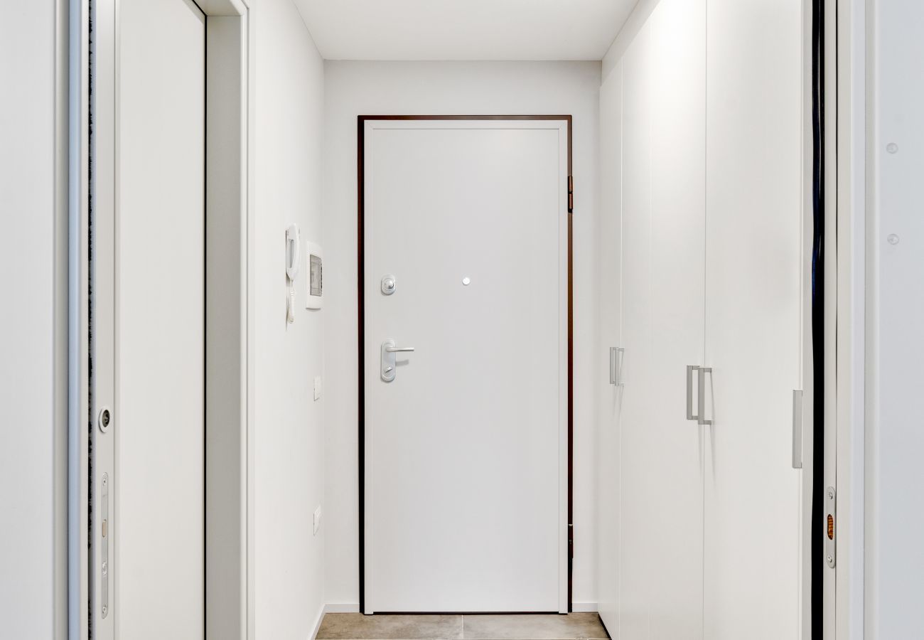 le pareti bianche riflettono la luce del sole un ingresso semplice ed accogliente