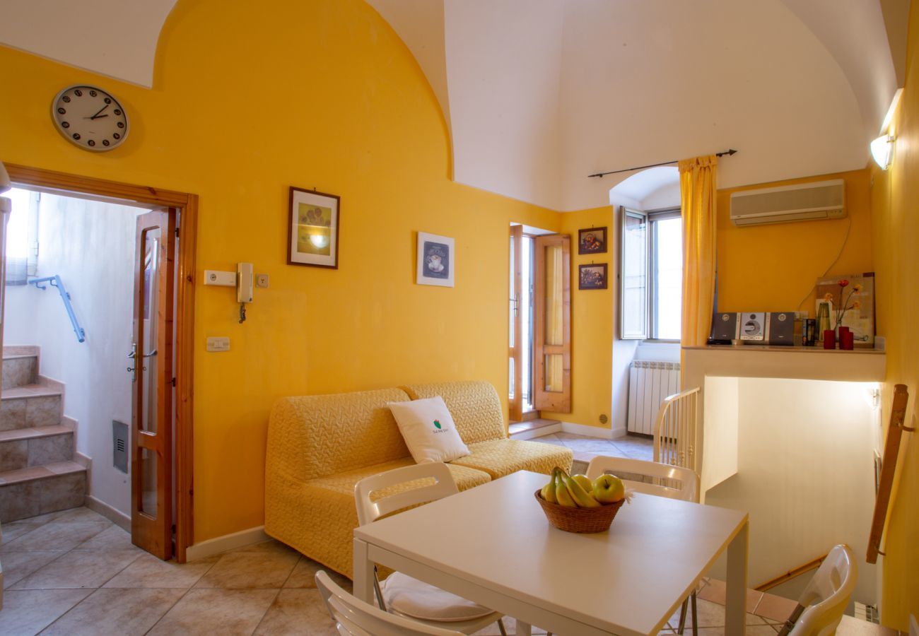 centrale, Piazza Libertà, centro Ostuni, tipica struttura ostunese Appartamento a Ostuni - Casa Zefiro - The Fab Stay