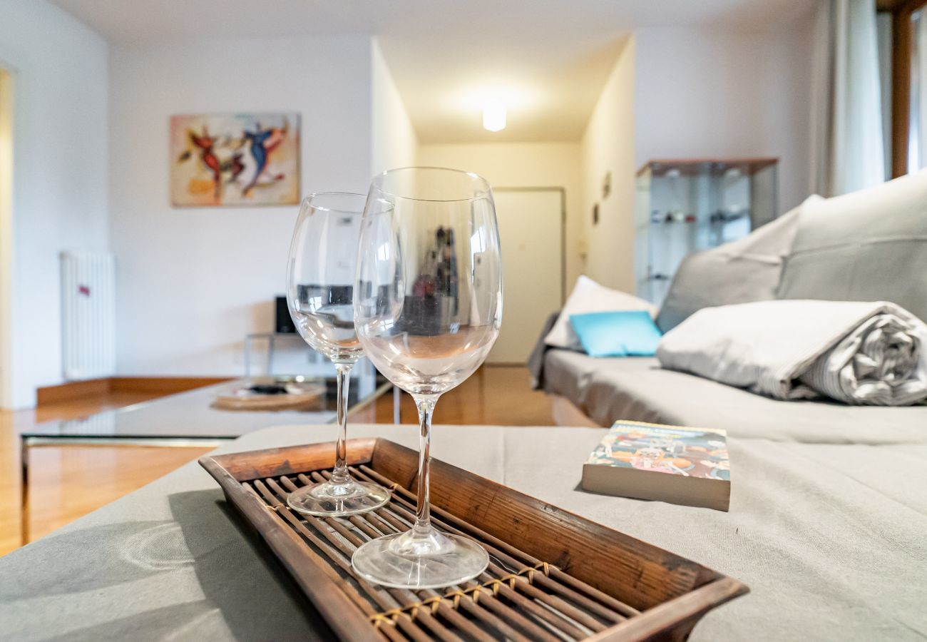 soggiorno fornito di divano largo e molto comodo luminoso ed accogliente