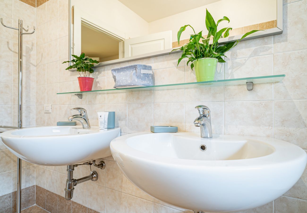 Appartamento Broletto Park Bagno Doppi Lavabi Comodità Appartamento a Lecco - Broletto Park Apartment - Affitti Brevi Italia