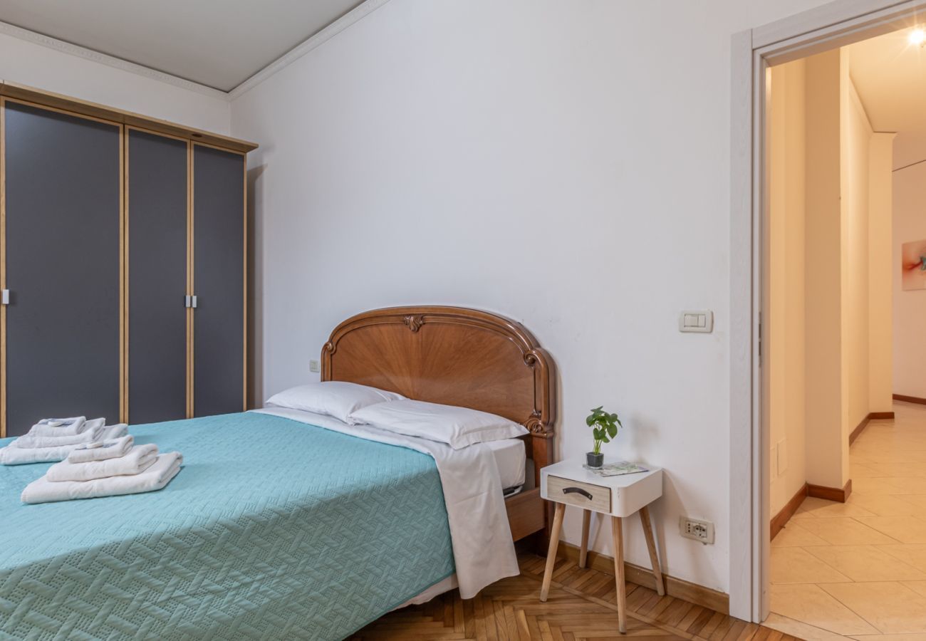 letto matrimoniale ed asciugamani, armadio letto matrimoniale ed asciugamani, armadio