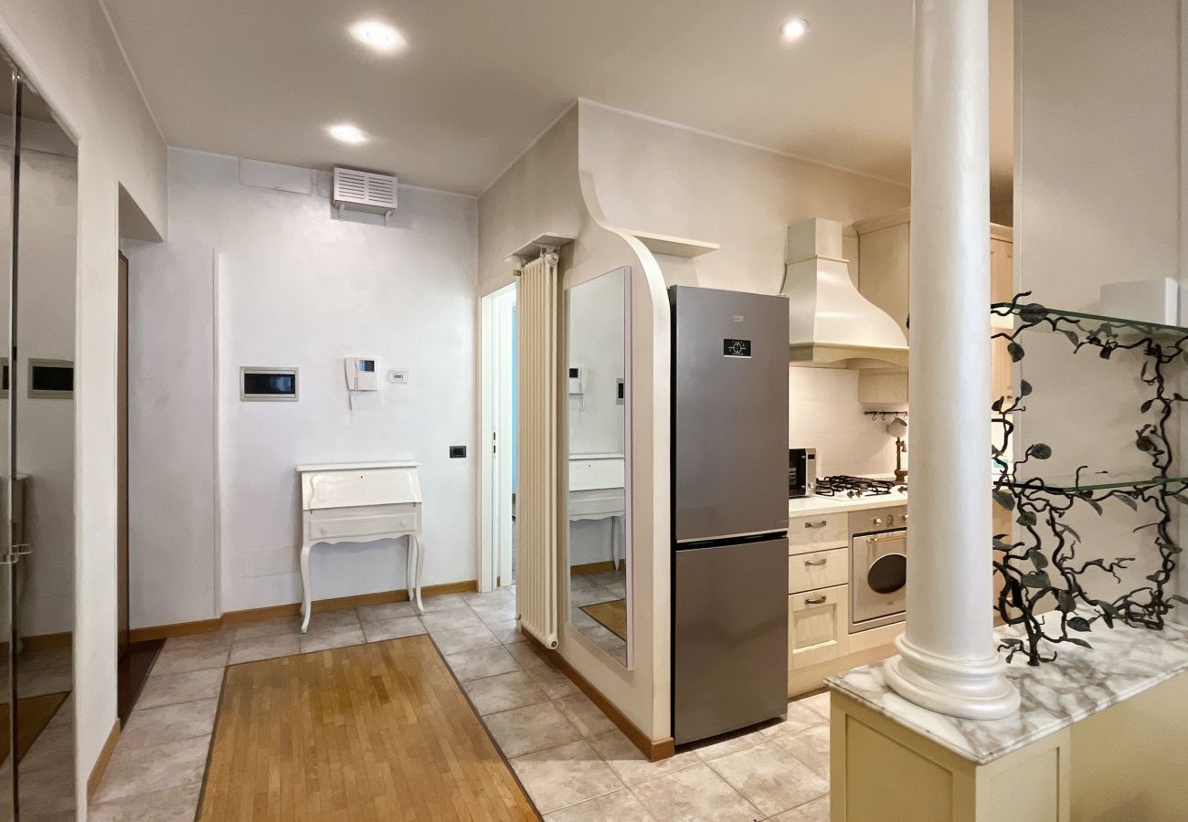 Luminoso ingresso che si affaccia sul soggiorno e la cucina Luminoso, spazioso ingresso con cucina e soggiorno