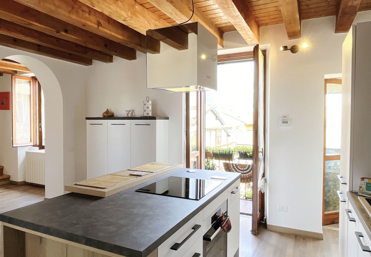 Cucina moderna molto luminosa e spaziosa completa Cucina moderna luminosa completa di tutti gli accessori