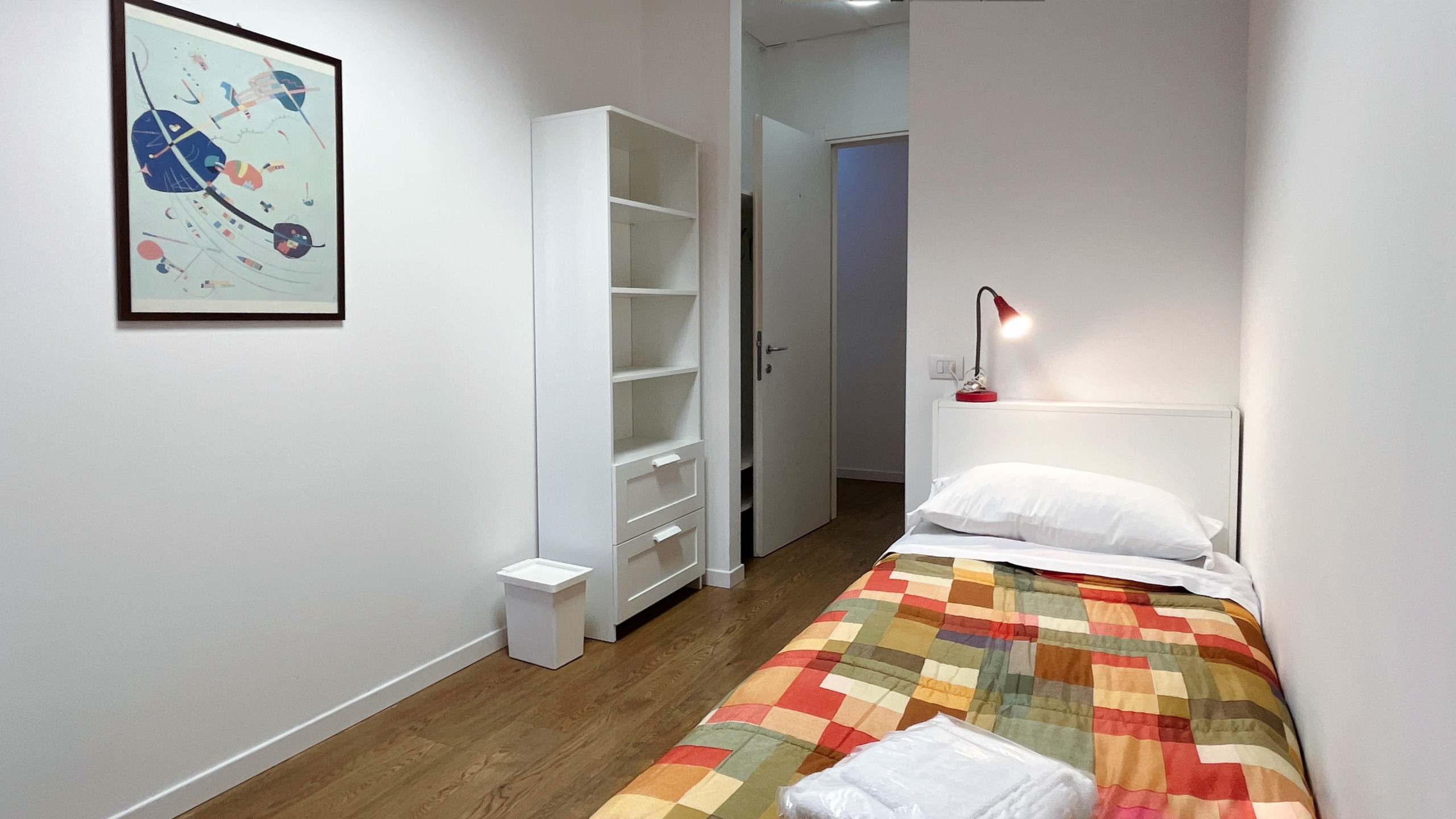 Letto singolo confortevole Graziosa camera da letto con letto singolo accessoriata