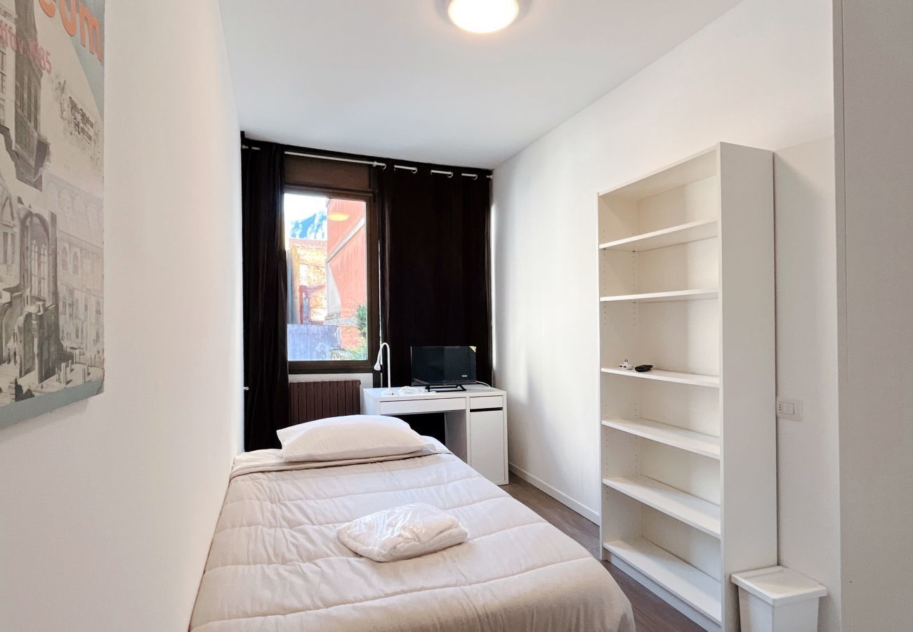 Letto singolo confortevole Graziosa e luminosa stanza con letto singolo
