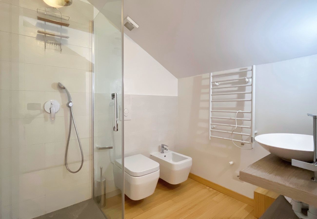 Bagno moderno con doccia Moderno bagno accessoriato con doccia e bidet