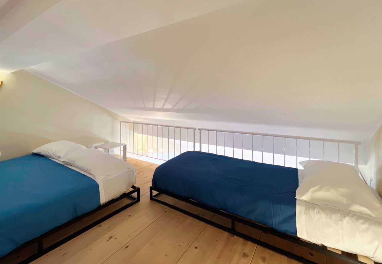 Soppalco con camera da letto Accogliente camera da letto