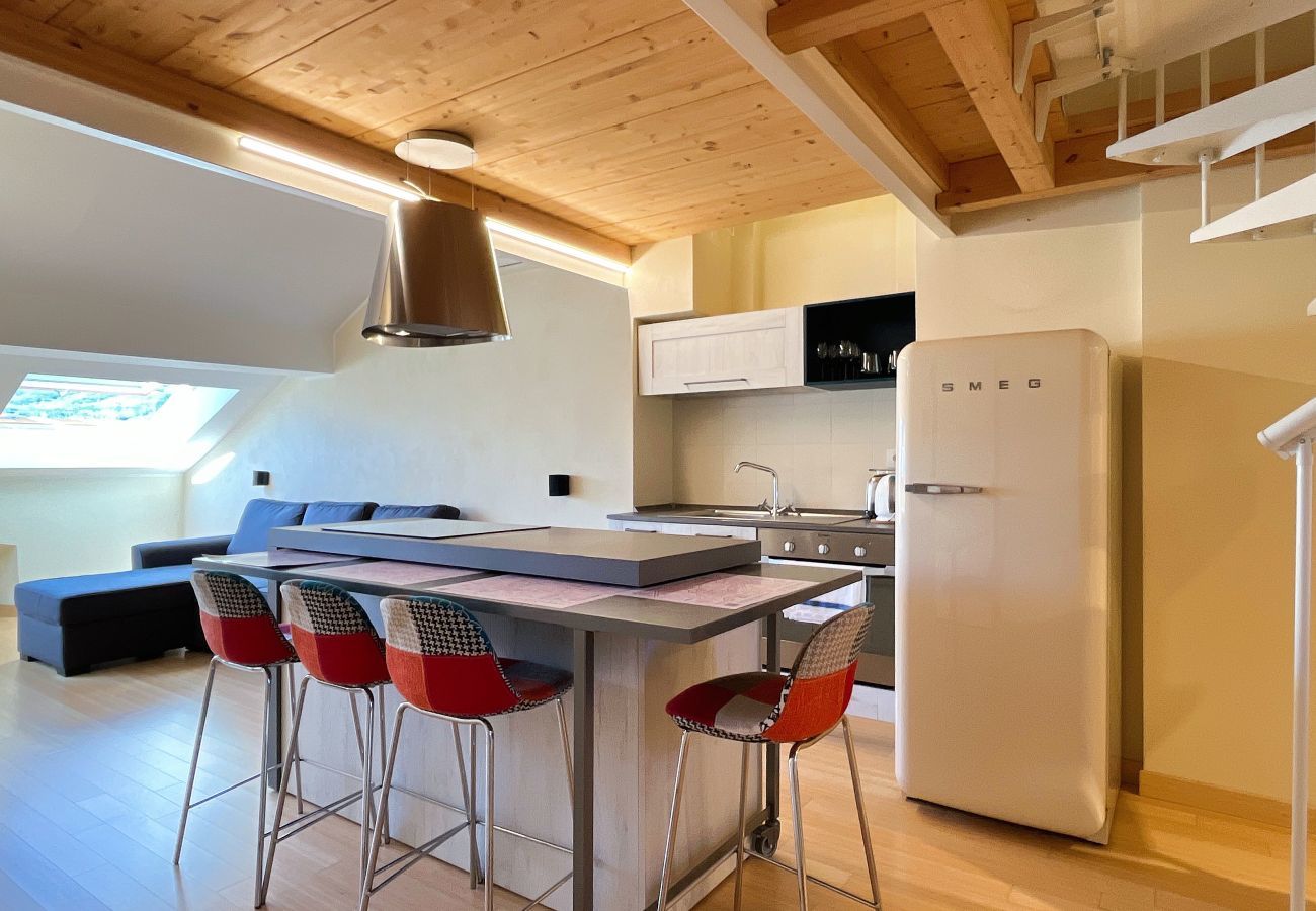 Cucina abitabile moderna Tavola da pranzo con cucina moderna abitabile