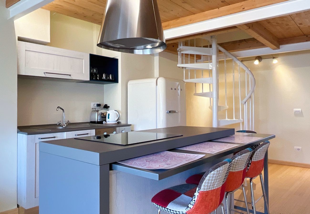 Cucina abitabile con tavola da pranzo Cucina abitabile con tavola da pranzo