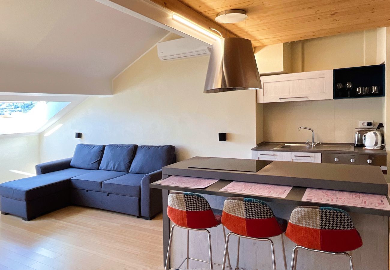 Tavolo da pranzo con cucina abitabile e soggiorno Tavolo da pranzo con cucina abitabile e soggiorno