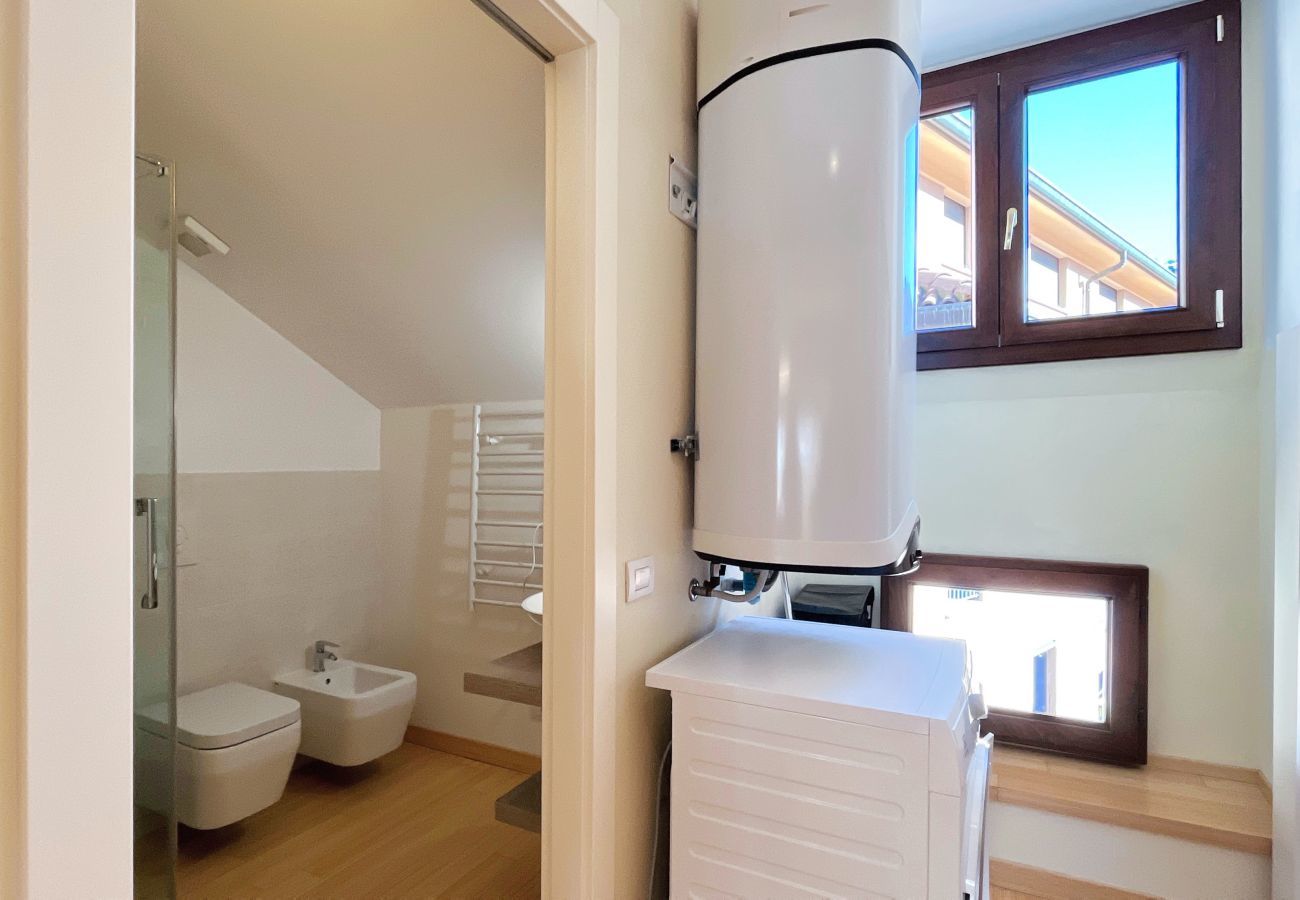 Bagno accessoriato con lavatrice Bagno luminoso moderno