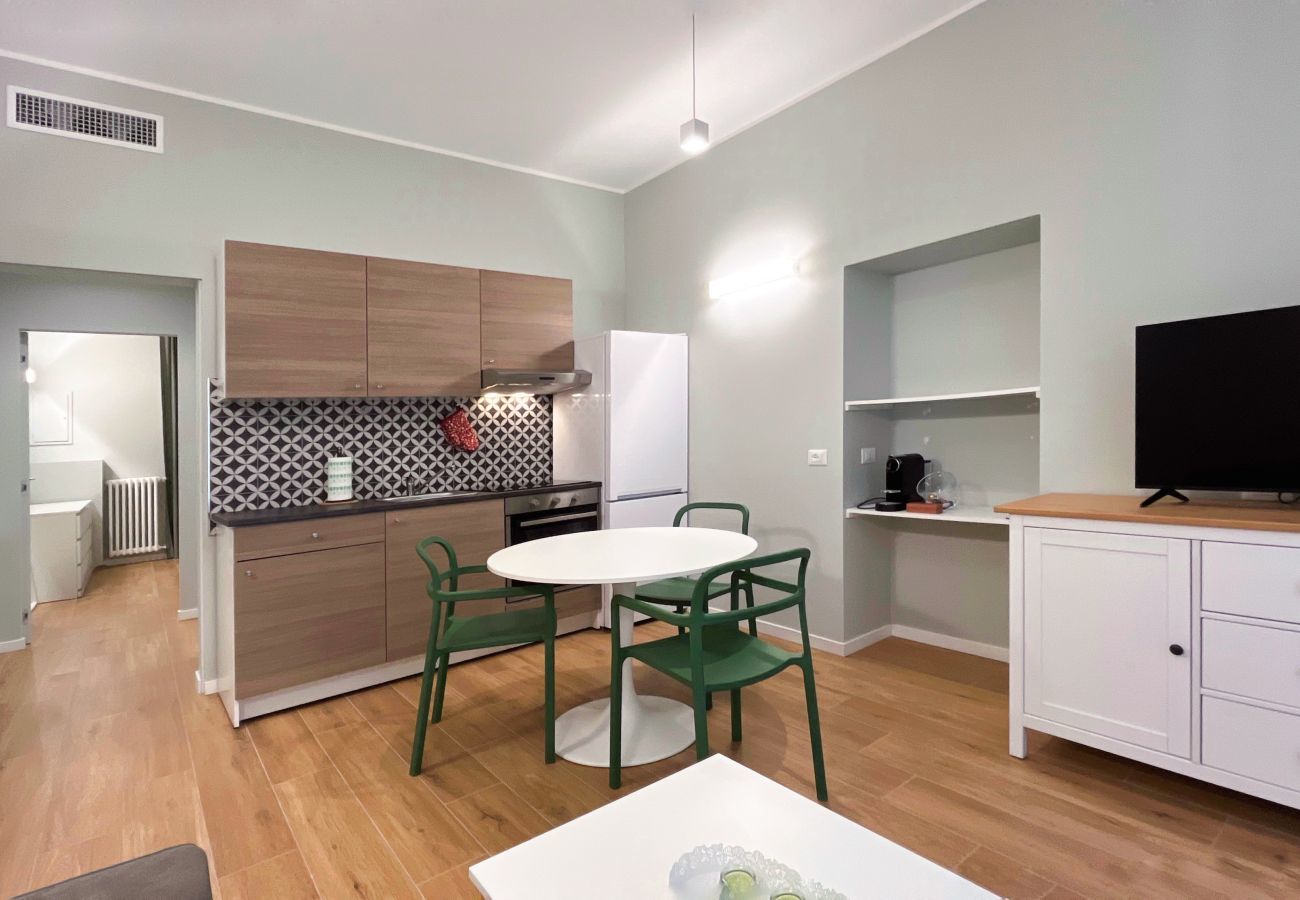 Cucina con tavola da pranzo Cucina moderna con soggiorno e tavola da pranzo