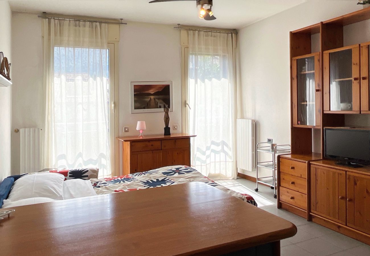 Soggiorno luminoso con tv Soggiorno con divano letto e Tv