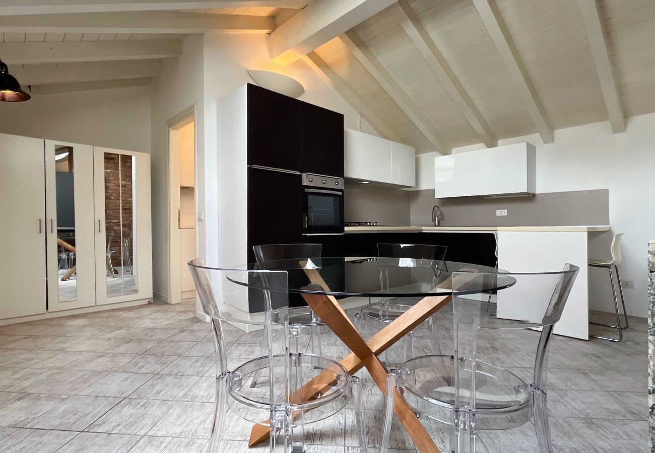 Zona giorno luminosa con armadiatura ampia e bagno adiacente Luminosa e ampia