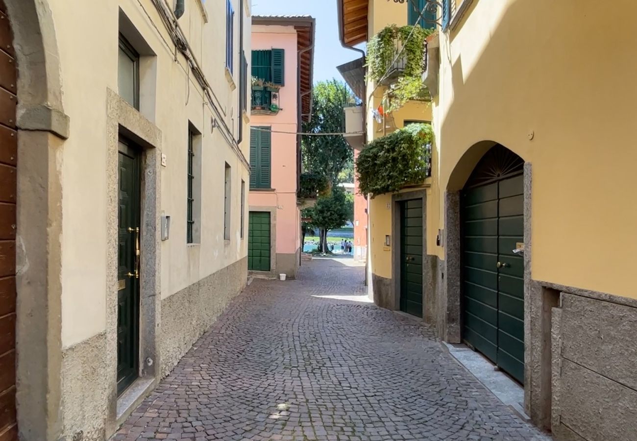 Ingresso dell’appartamento situato in un vicolo tranquillo e riservato Tranquillo e riservato