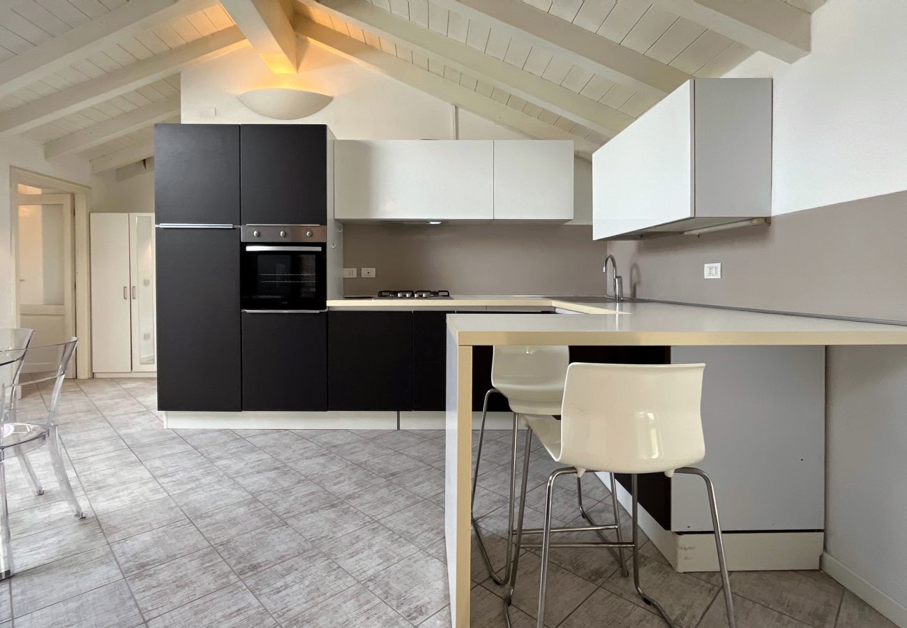 Spaziosa e luminosa cucina dal design moderno Luminosa