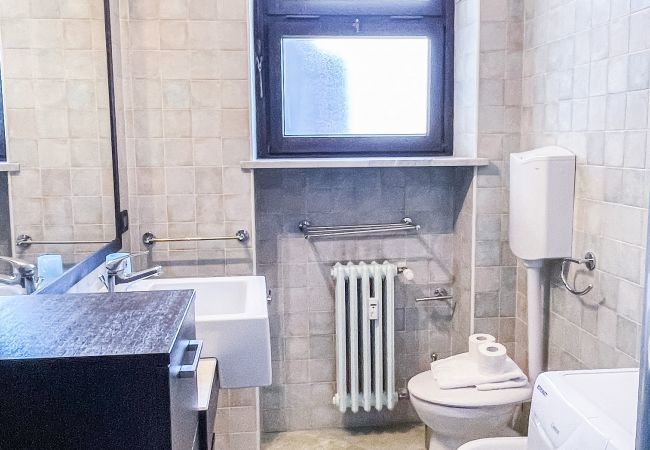 Bathroom with shower - MYHOUSE INN LINGOTTO - Solo Affitti Brevi Apartment in Turin - MYHOUSE INN LINGOTTO - Affitti Brevi Italia