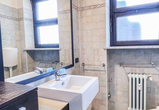 Bathroom with shower - MYHOUSE INN LINGOTTO - Solo Affitti Brevi Apartment in Turin - MYHOUSE INN LINGOTTO - Affitti Brevi Italia