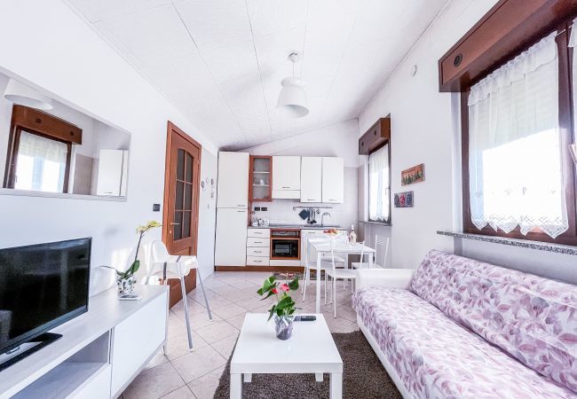 Living room/Kitchen MYHOUSE INN TORINO -Solo Affitti Brevi Cozy living room with kitchenette, equipped with dishes. The sofa bed, 32-inch flat-screen TV and Wi-Fi add comfort to your stay.