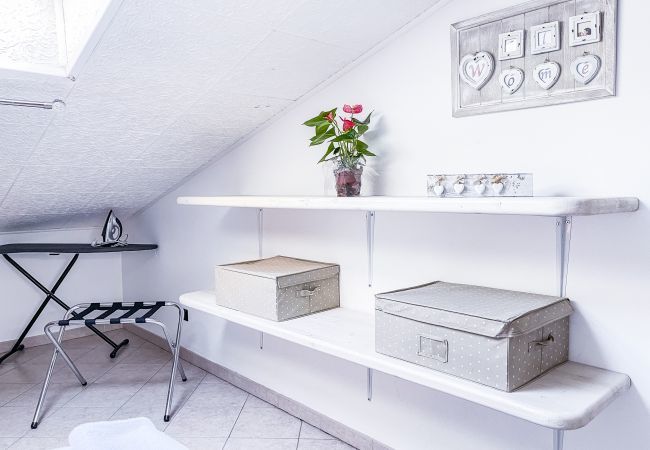 Double Room with Ironing Board and Iron, Suitcase Rack and Organized Shelves Double bedroom with iron and ironing board, suitcase rack and organized shelves with clothes boxes for a comfortable and tidy stay