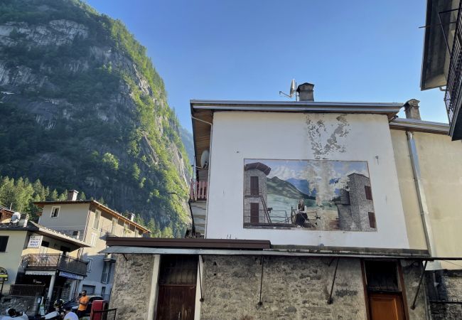 Street Apartment La Baita Case Gigiat Affitti Brevi Italia Apartment in Val Masino - Appartamento La Baita Case Gigiat